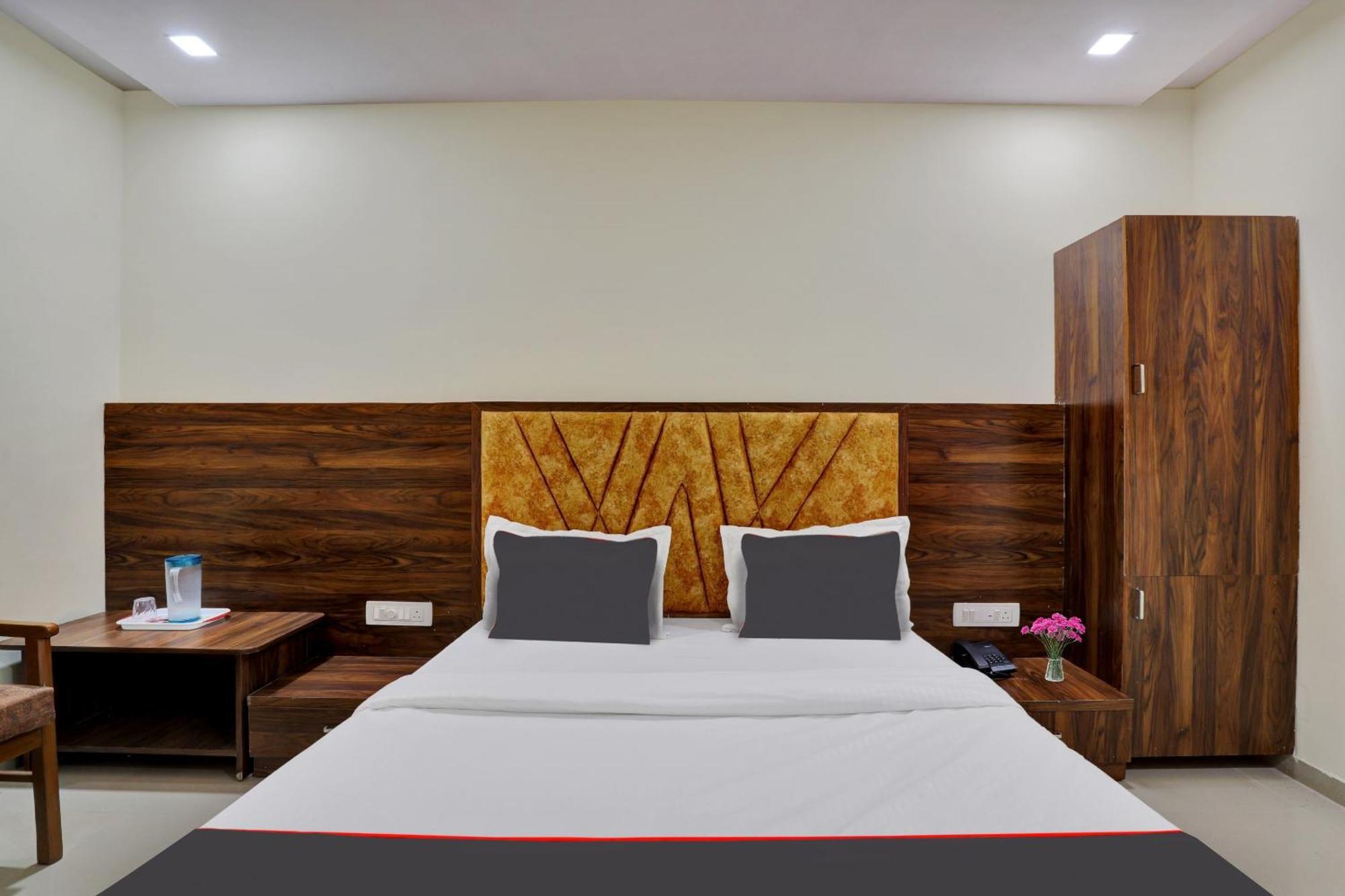 Hotel O Neelkamal Ahmedabad Buitenkant foto